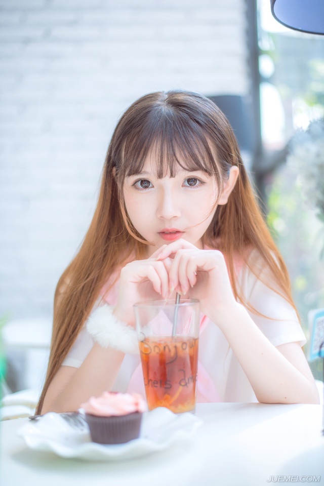 花一些时间，总会看清一些事。经历一些事情，总会看清一些人。不管爱情友情亲情，都是易碎品，一旦出现过裂缝，便很难恢复原貌；不论是谁对不起谁，那裂缝都如同两面刃，一面伤人一面伤己。一些事情，当我们年轻的时候，无法懂得，当我们懂得的时候，已不再年轻。
